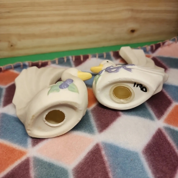 Vintage Porcelain Swans, 3 x 4 inches Salt and Pepper Shakers - Picture 6 of 7